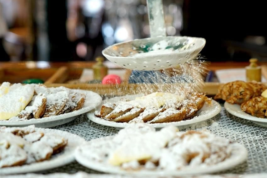 Ontdek de tijdloze charme van onze Poffertjes kraam en laat je betoveren door de magie van de ongeëvenaarde poffertjes die hier al generaties lang worden bereid.