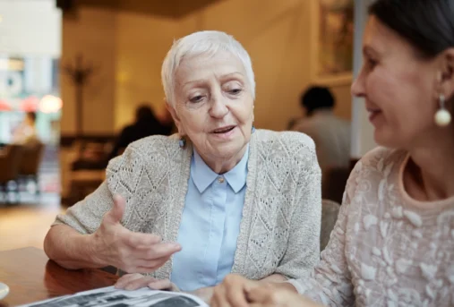 Informatiebijeenkomst Senior Vrouw Krijft Handige Tips Over Praktische Hulpmiddelen, Mantelzorgondersteuning, Hulp Van Het Wijkteam, Het Inschakelen Van Uw Eigen Netwerk En Nog Veel Meer
